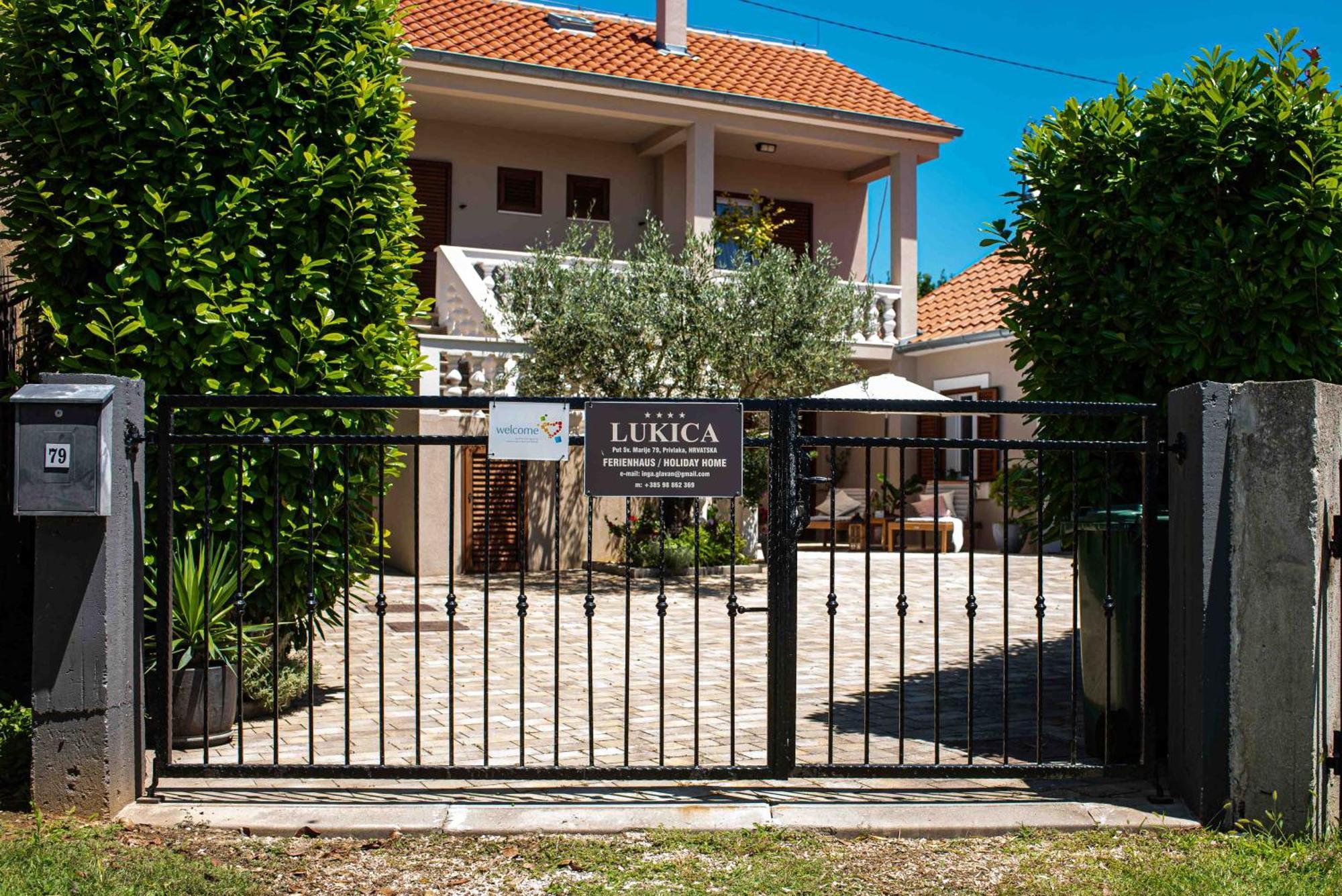 Holiday Home Lukica Привлака Экстерьер фото